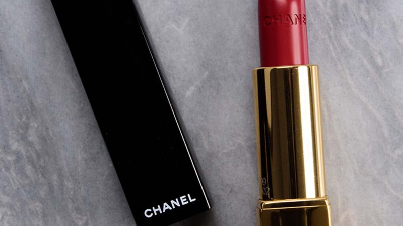 Rouge à lèvres rouge exclusif à Noël : ces quelques nuances vous donneront une touche festive.